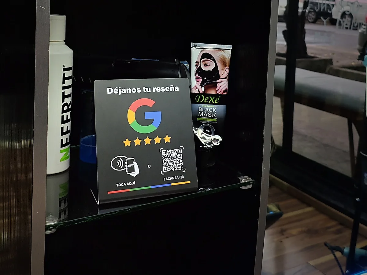 El letrero NFC instalado en el estante de Barba Dei, junto a los productos.