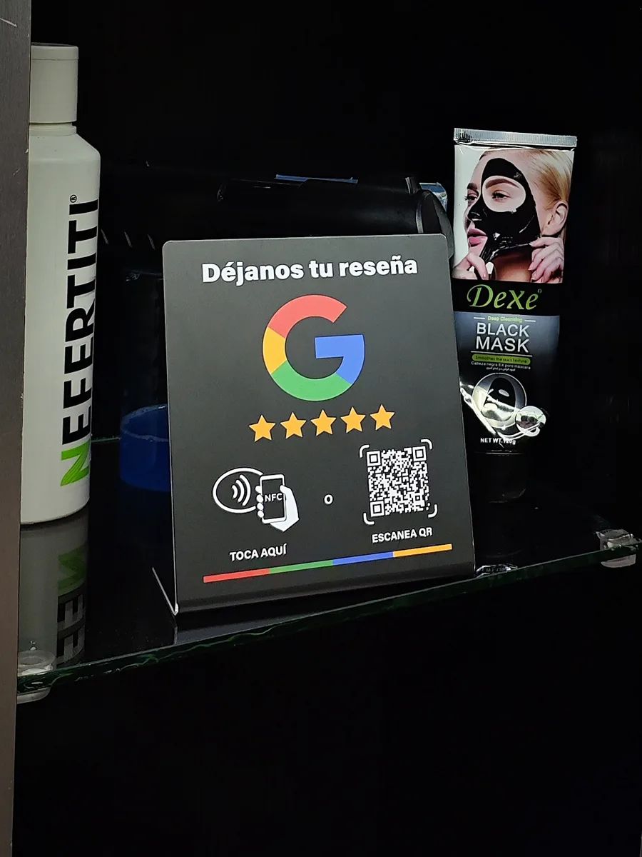 El letrero NFC de reseñas instalado en el estante de una barbería.